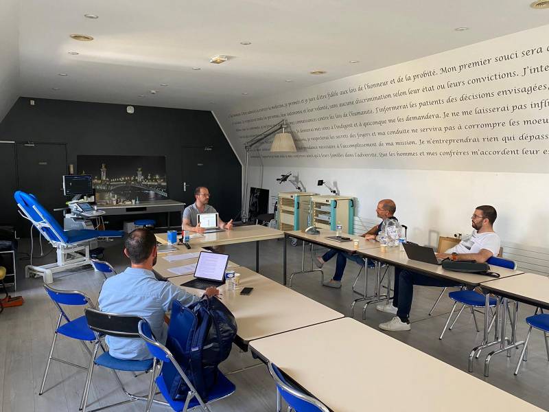 Les Docteurs Julien Beldame, Olivier Mares, Nicolas Cellier et Guillaume Cellier accueillent les chirurgiens orthopédistes à l'Institut de la Cheville et du Pied pour le DIU d'échographie du membre inférieur, à l'ICP de Paris